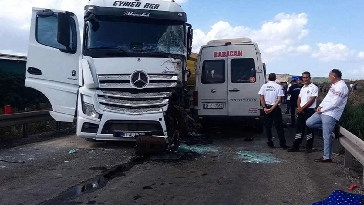 Adana'da Tır ve Servis Minibüsü Çarpıştı: 4 Ölü 8 Yaralı