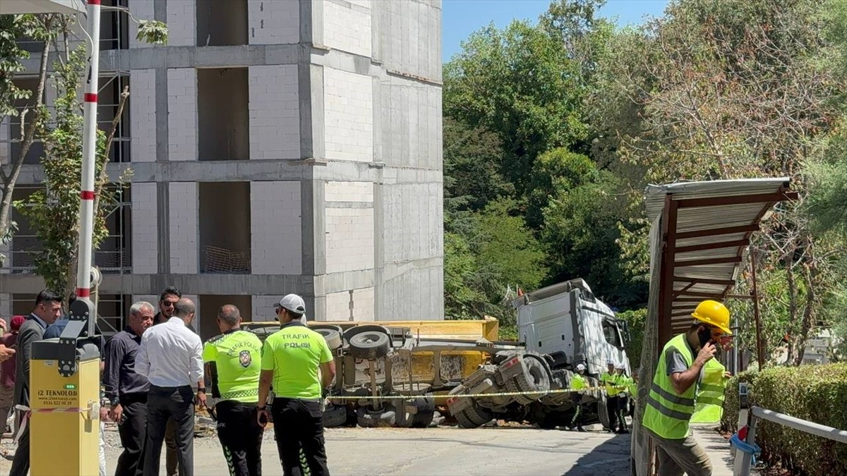 Sarıyer'de Feci Kaza: Hafriyat Kamyonu İşçinin Üzerine Devrildi!